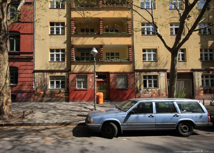 Auto vor Gebäude in Berlin #1 - Sugar Ray Banister