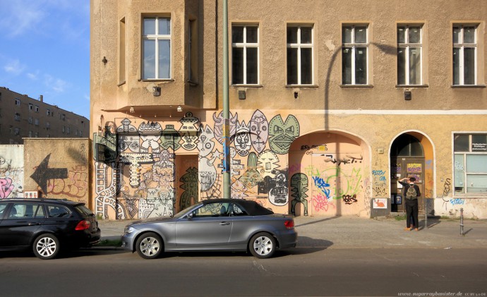Auto vor Gebäude in Berlin #11 - Sugar Ray Banister