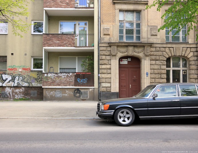 Auto vor Gebäude in Berlin #12 - Sugar Ray Banister