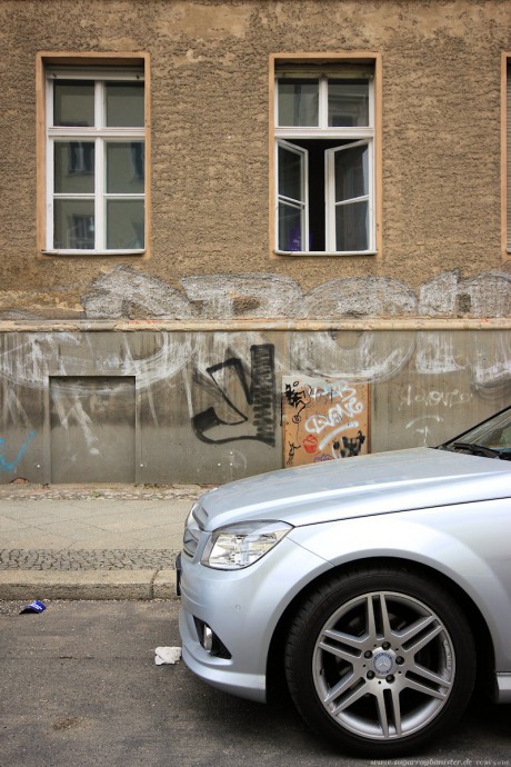 Auto vor Gebäude in Berlin #14 - Sugar Ray Banister