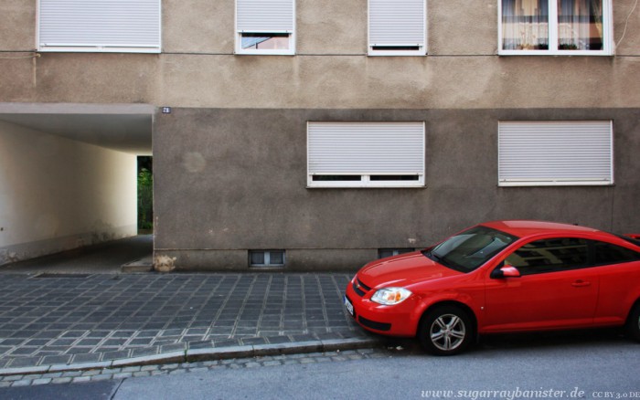 Autos vor Gebäuden – Vergleich Nürnberg und Berlin