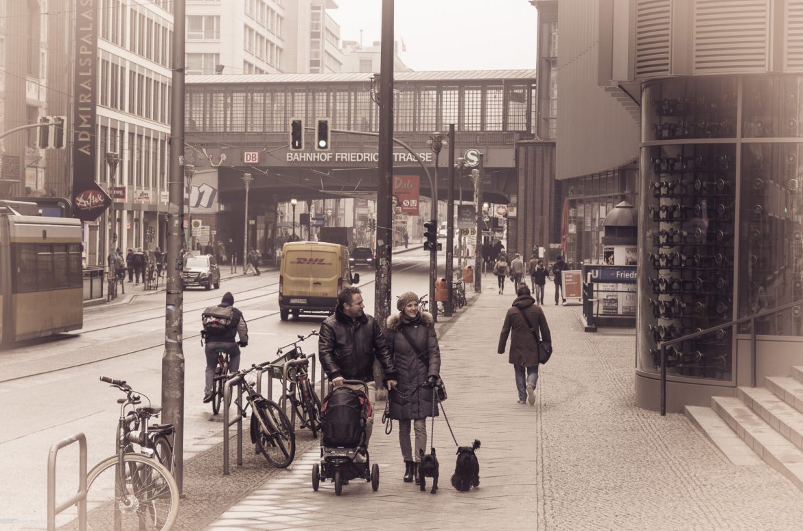 Klassische Straßenszene am Bahnhof Friedrichstraße